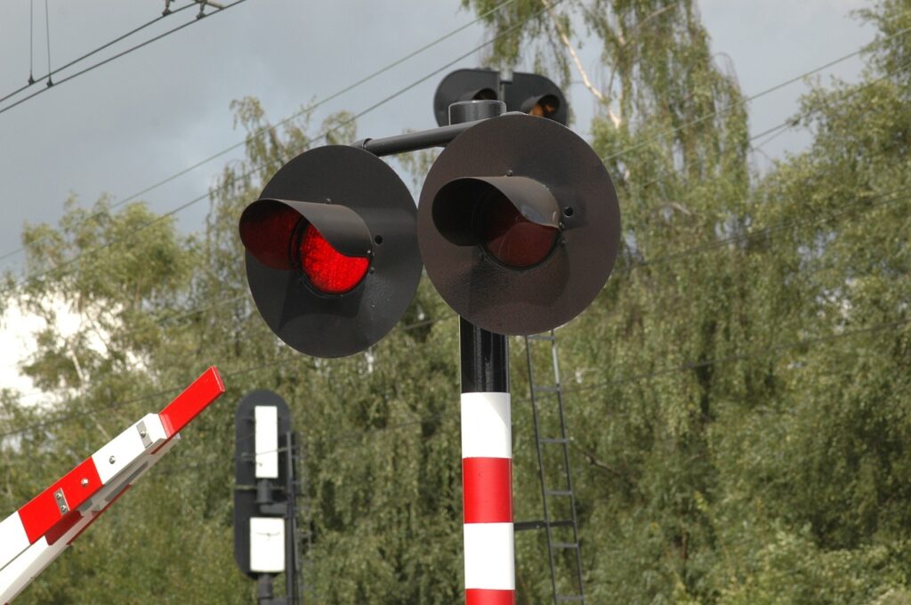 level crossing, railway crossing, train-65779.jpg