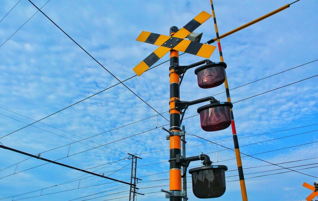 train, japan, railroad crossing-2481264.jpg